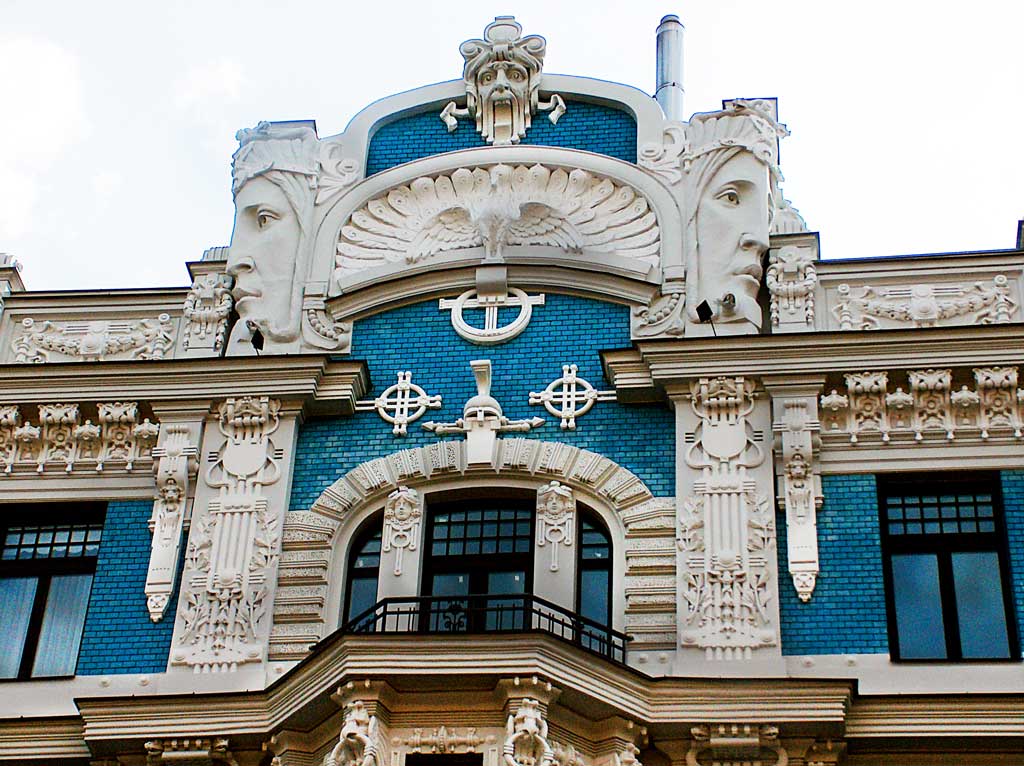 Latvia. Riga. Art Nouveau-kvartalet. Dekor i en bygning.