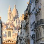 Paris. Montmartre. En gate med Sacre Coeur i bakgrunn. Foto