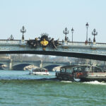 Paris. En båt seiler under brua på Seinen. Foto