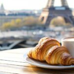 Paris. Kaffe og croissant med Eiffel-tårnet i bakgrunn