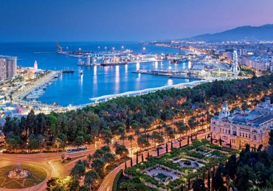 Spania. Andalucia. Malaga. Panoramautsikt over havnen i kveldsbelysning. Foto